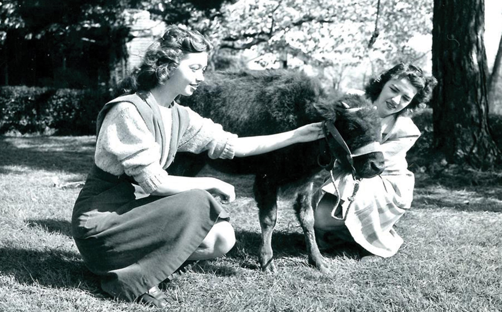 Shirley Shumberger ’49, left, and Jean McKernan ’47 with Bucky