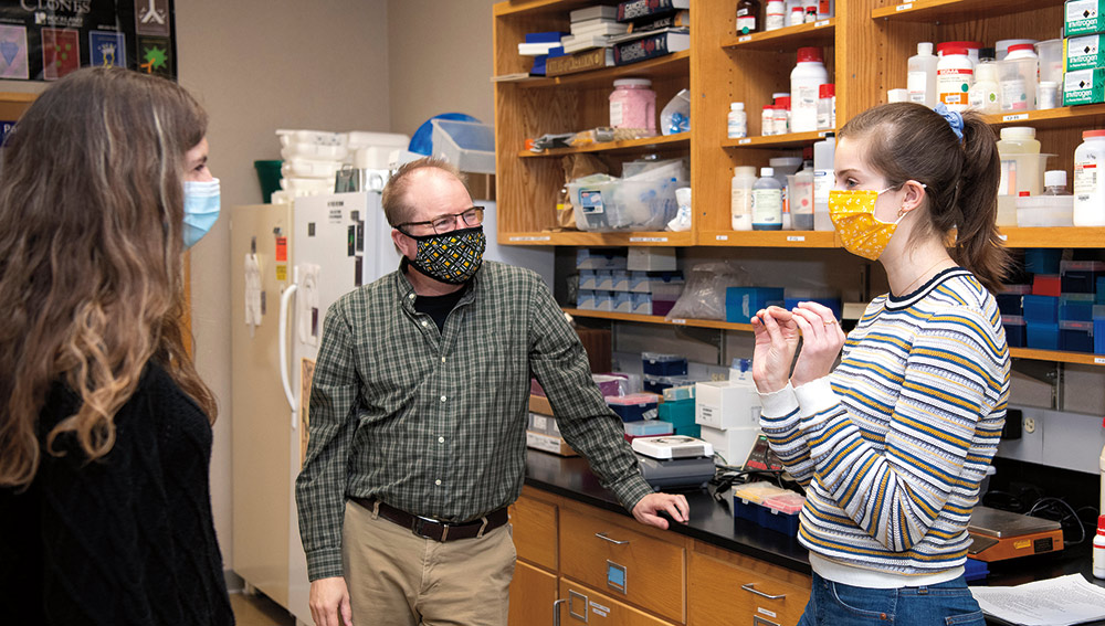 Morgan Thomas ’23, Professor Ken Field and Isabel Steinberg ’23 in the lab