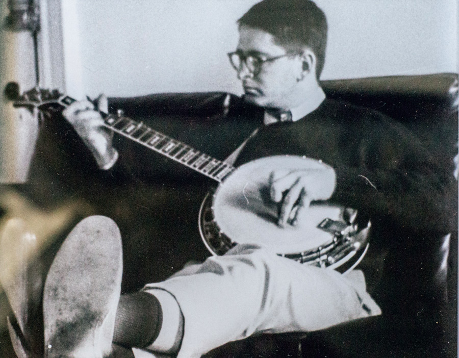 Dennis Gale ’64 in 1968, playing the banjo