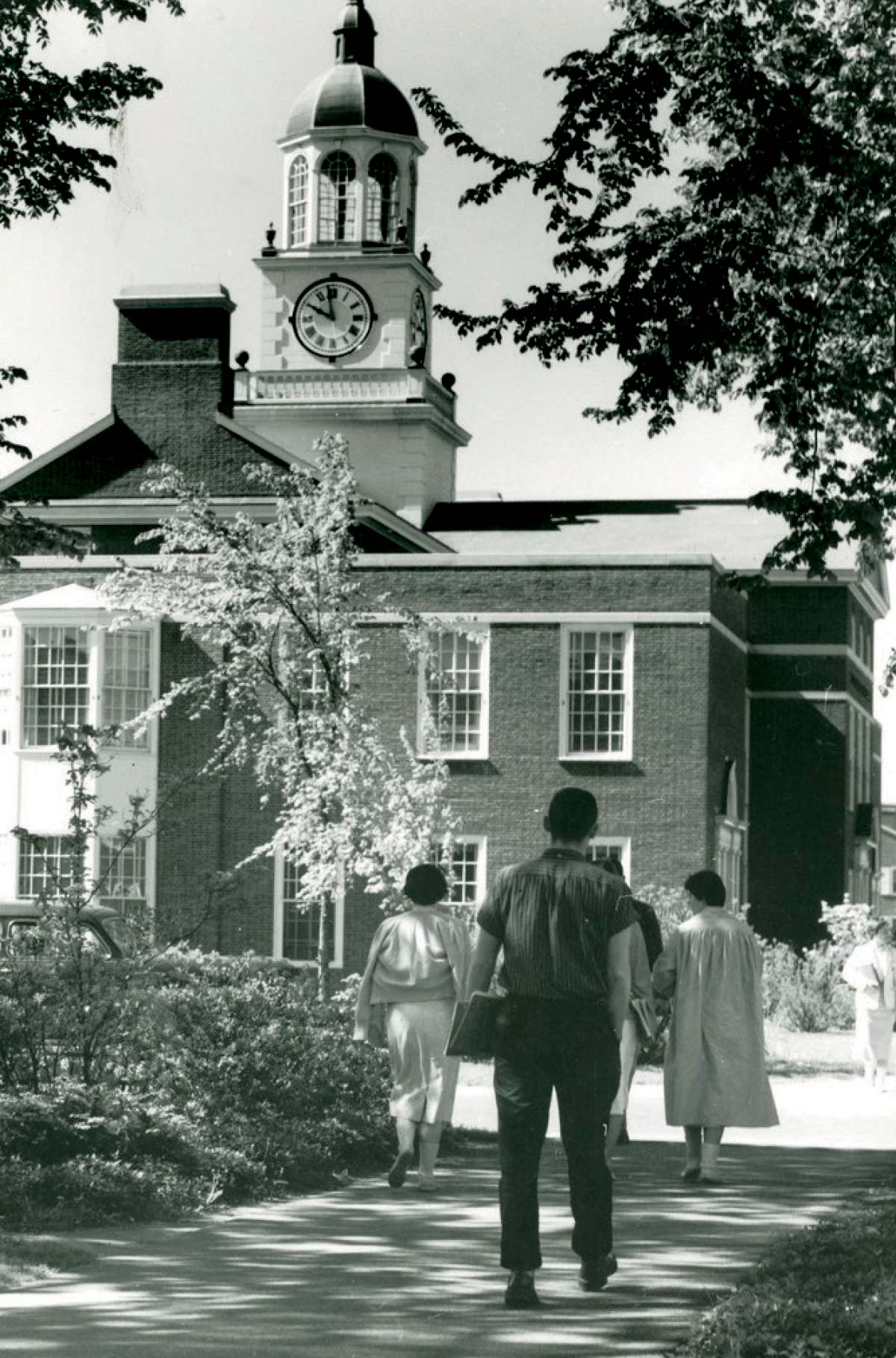 Black and White photo of students walking to building