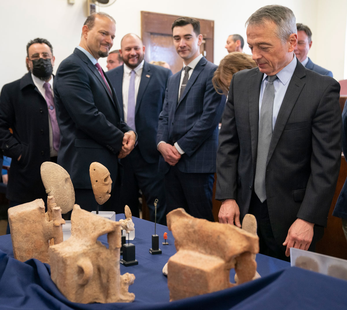 Bogdanos views antiquities on display during the March 22 repatriation ceremony.