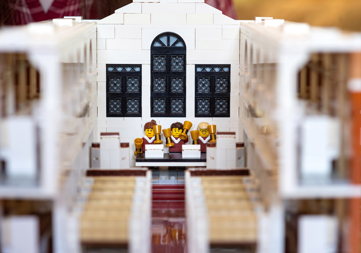 Minifigurines inside the lego chapel